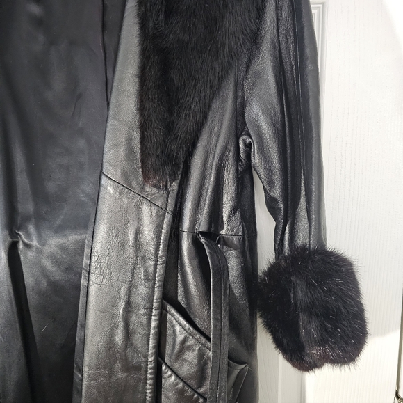 100% Genuine Black Leather Coat with Fur Trim - Picture 3 of 6